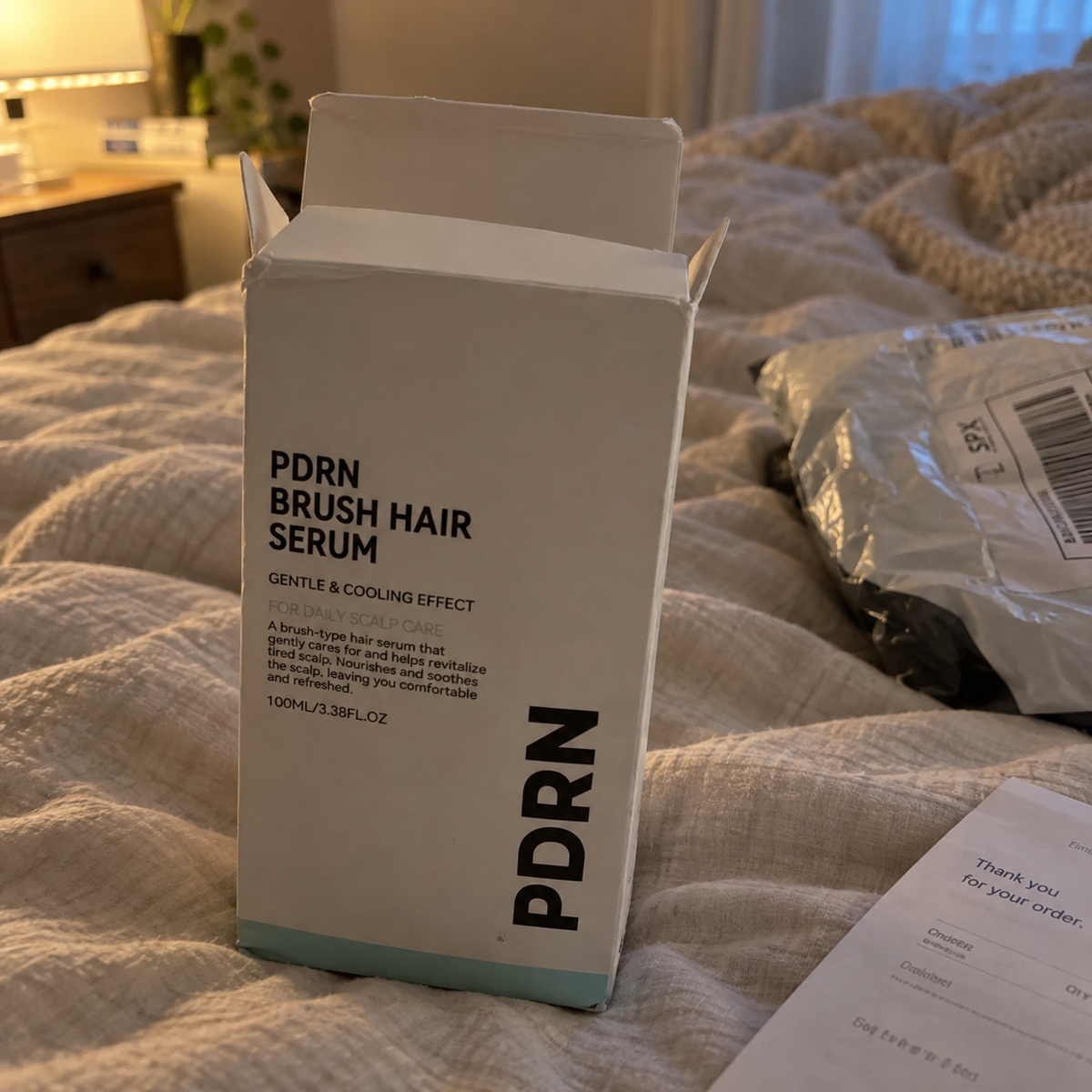 Sérum capilar PDRN Reedle Shot con peine masajeador.