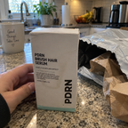 Sérum capilar PDRN Reedle Shot con peine masajeador.